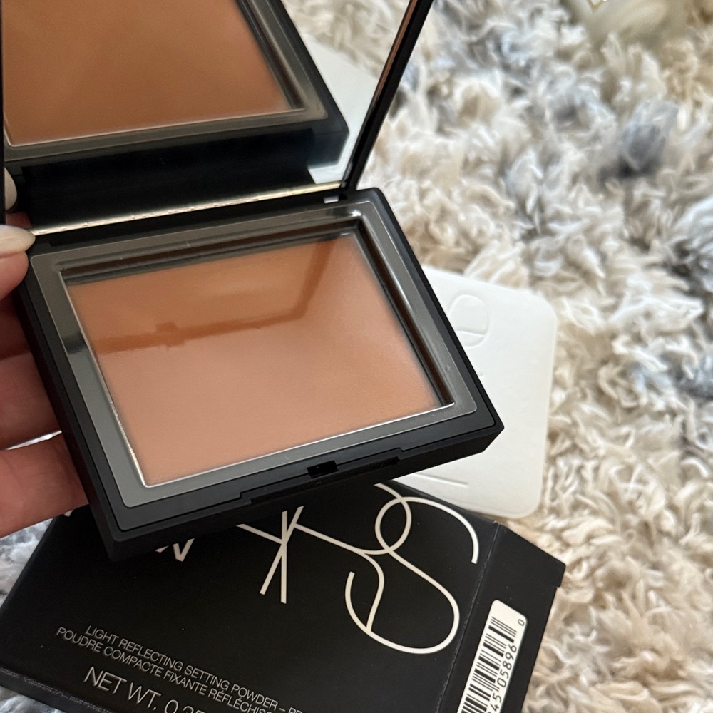 NARS Light Reflecting Pressed Setting Powder - Picture 3 of 3